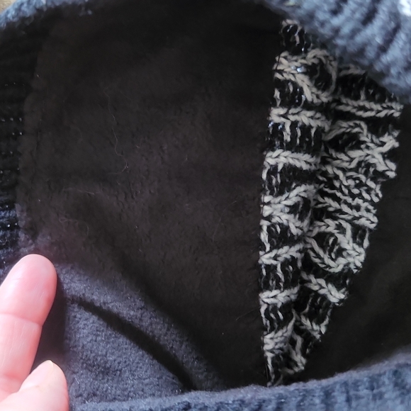 Blk n white beanie - Picture 3 of 3
